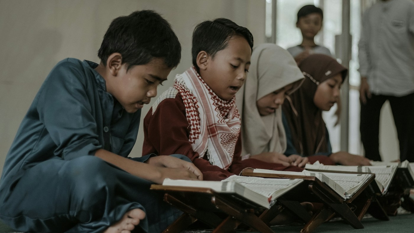 Children reading the Quran together